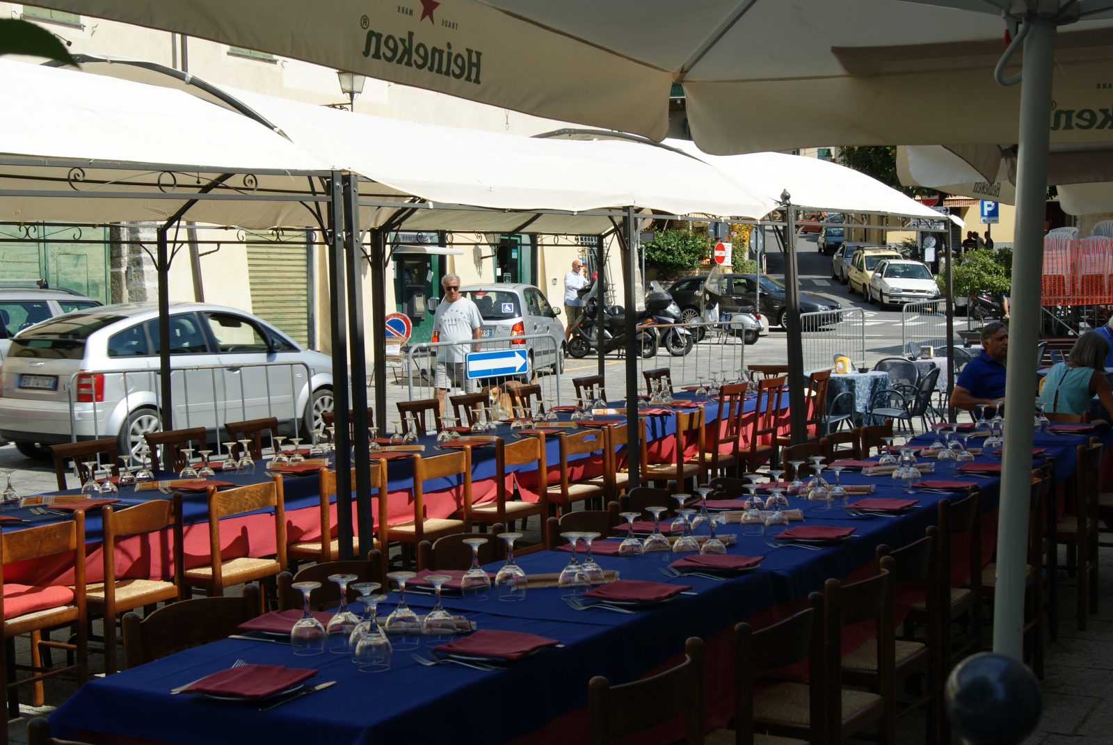 I tavoli apparecchiati in Piazza XXV Aprile