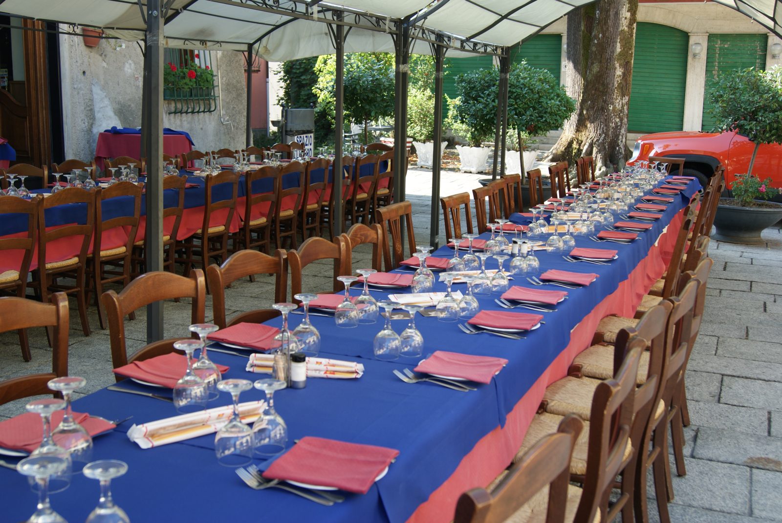 Un pranzo per un gruppo, sotto i gazebo