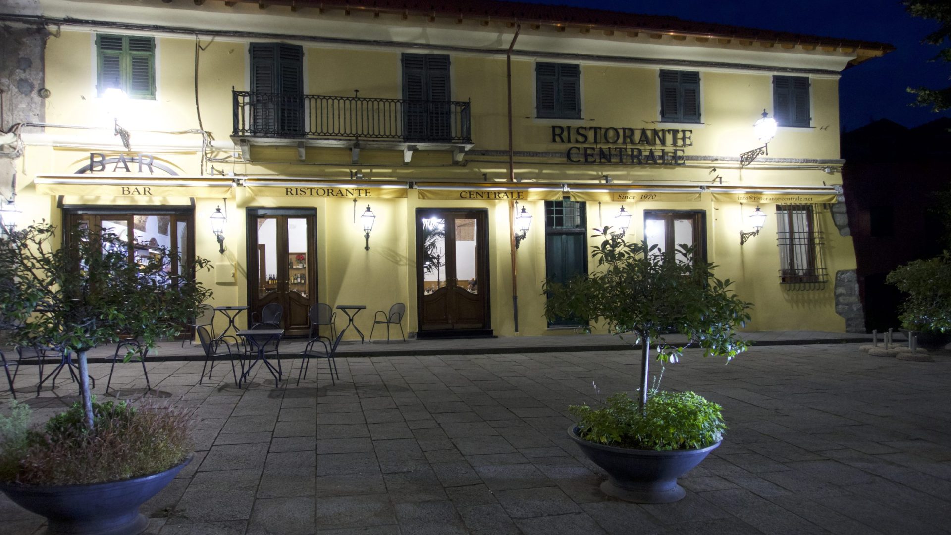 La facciata del Ristorante Centrale in Piazza XXV Aprile